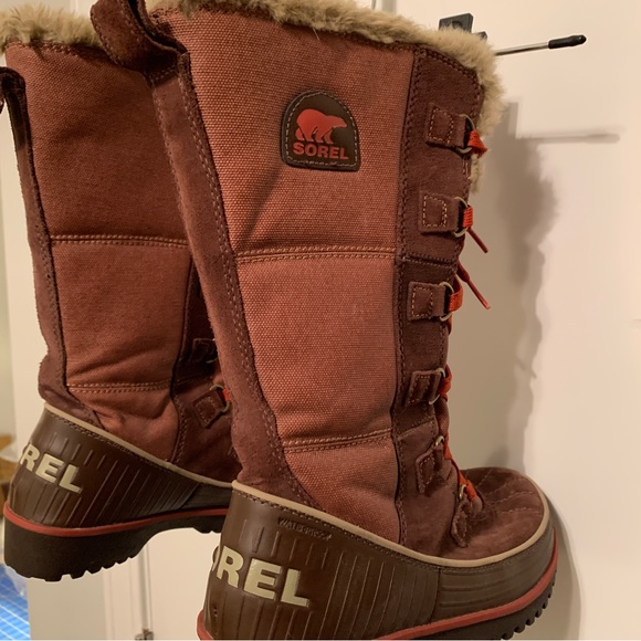 Sorel fur-lined snow boots, size 7.5 - Picture 4 of 8
